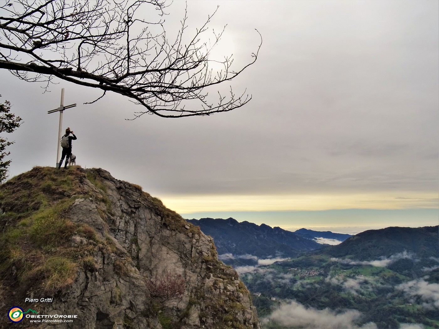 04 Alla croce dell'anticima rocciosa del Corno Zuccone.JPG